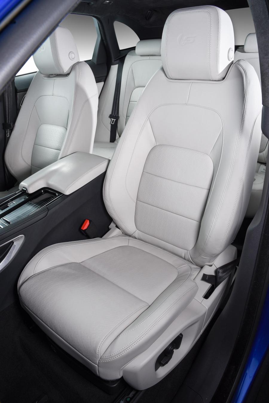 Интерьер Jaguar F-Pace S 35t AWD 2016 года  (ZA) (фото 26 из 27)
